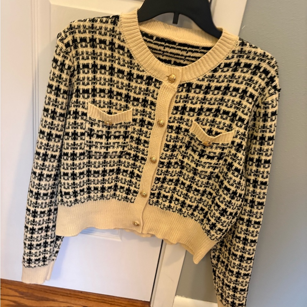 Stylish Black and Cream Women's Sweater yozui